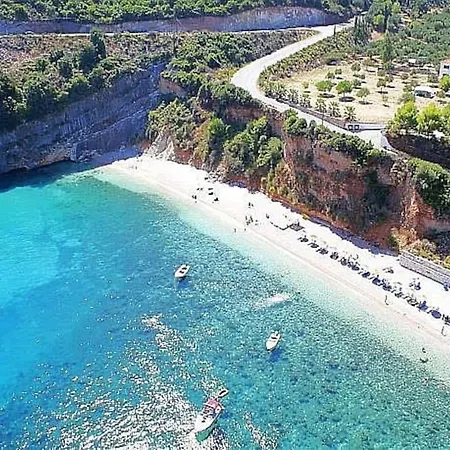 Apartment Alice Happy Place 2 , Only 5 Minutes From The Shipwreck!!! Anafonitria